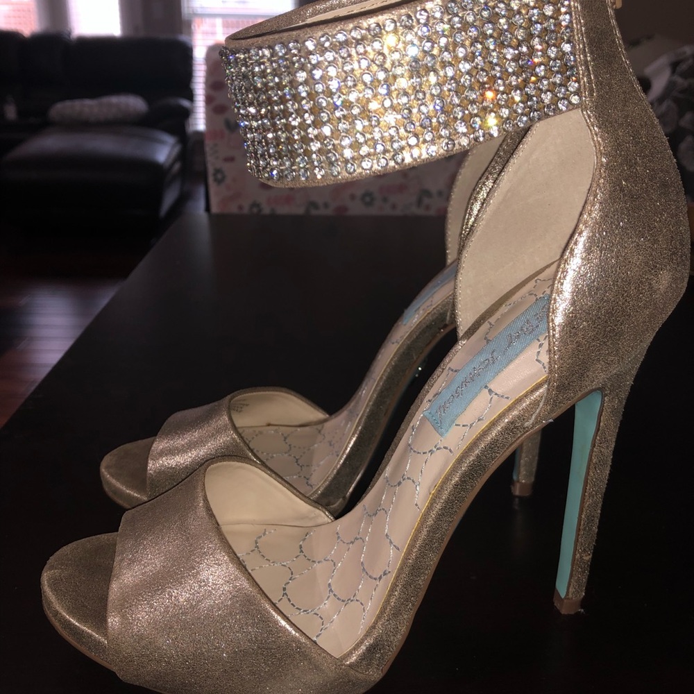 Like new -Betsy Johnson heels size 7